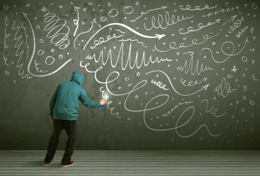 Genç şehir ressamı çiziyor