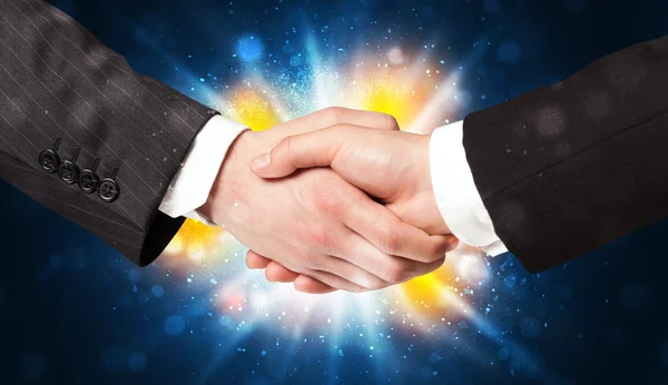 Deux hommes d'affaires serrant la main — Photo
