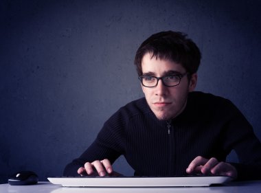 Hacker mavi arkaplanda klavye ile çalışıyor