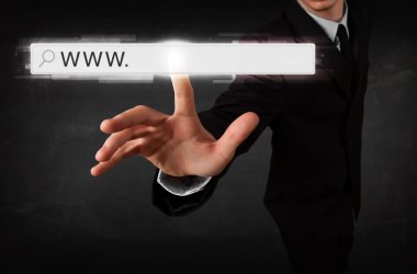 Genç işadamı www işareti ile web tarayıcı adres çubuğuna dokunuyor