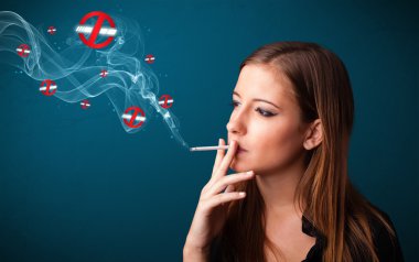 Sigara içmeyen tehlikeli sigara içen genç bir kadın.