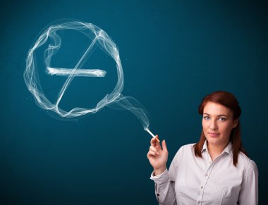 Sigara içmeyen sağlıksız sigara içen genç bayan.