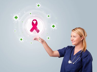 Genç hemşire modern tıbbi düğmelere basıyor.