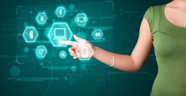 Sanal ortam tipi düğmelere basan kız