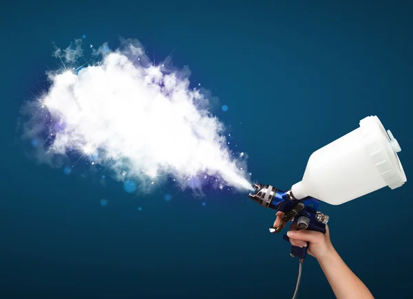 Schilder met airbrush pistool en witte magische rook — Stockfoto