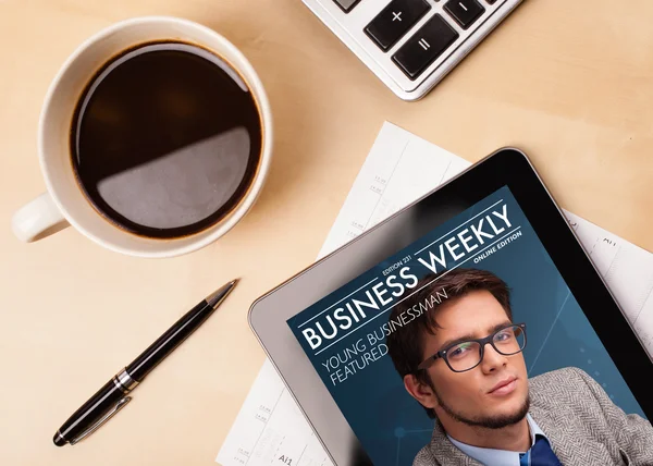 Tablet pc tijdschrift tonen op het scherm met een kopje koffie op een d — Stockfoto