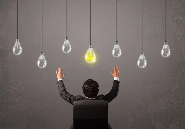 Tipo de negocios en frente de concepto de bombillas idea —  Fotos de Stock