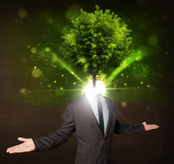 Yeşil ağaç kafalı adam. — Stok fotoğraf