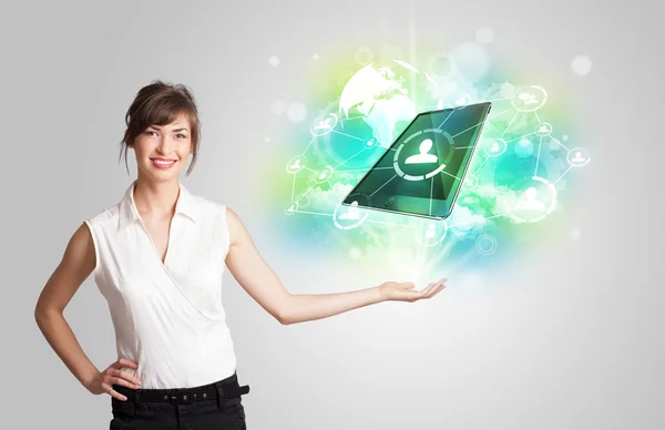 Chica de negocios mostrando moderna tableta concepto de tecnología — Foto de Stock
