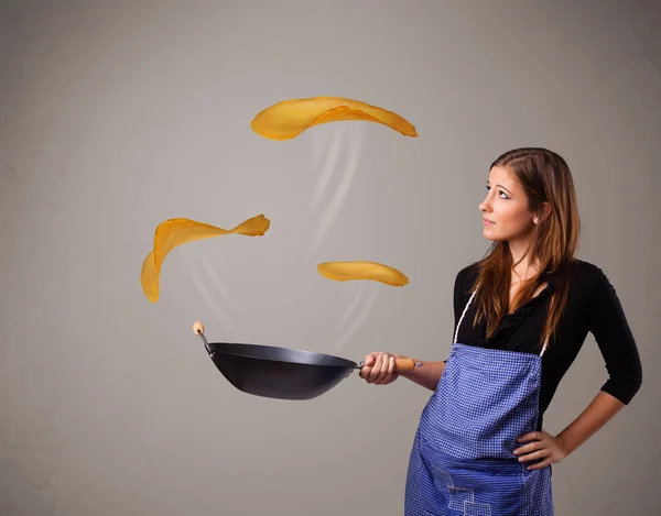 Vrouw maken de pannenkoeken — Stockfoto