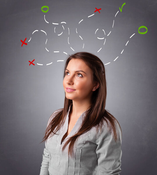 Молодая женщина думает с абстрактными метками над головой