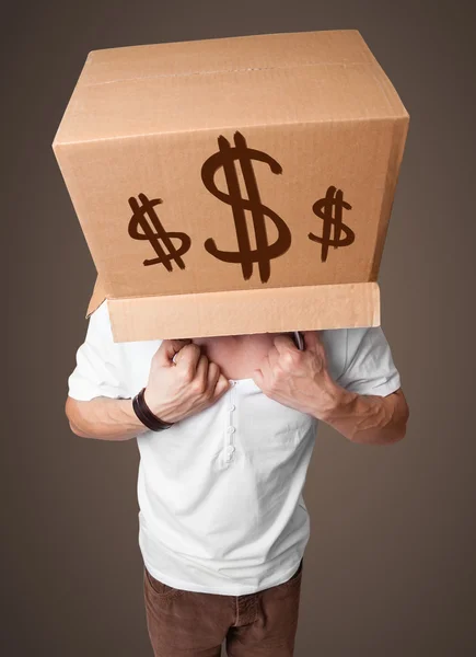 Молодой человек жестом с картонной коробкой на голове с долларом — стоковое фото