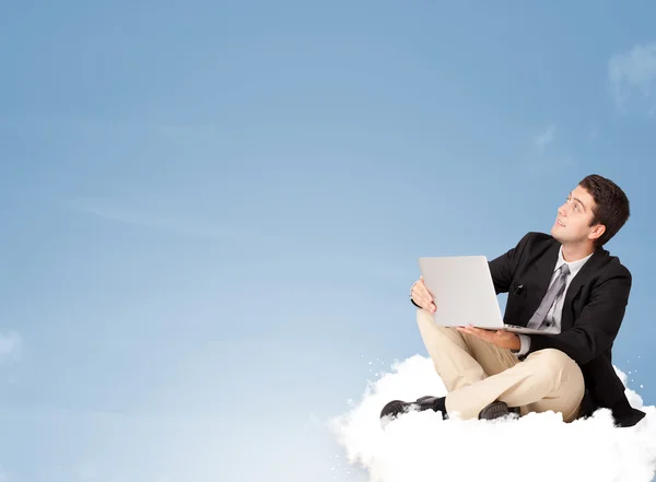 Attraktiver Geschäftsmann sitzt mit Kopierplatz auf der Wolke — Stockfoto