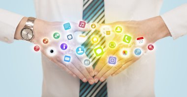 Eller mobil uygulama simgeleri ile bir form oluşturuluyor