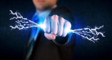 Elektrik kablolarını tutan iş adamı