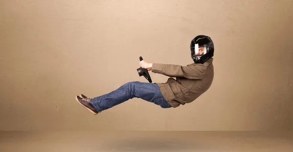 Feliz hombre divertido conduciendo un concepto de coche volador —  Fotos de Stock