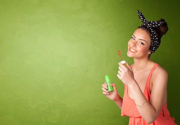 Krásná žena foukání mýdlo bublina na copyspace pozadí — Stock fotografie