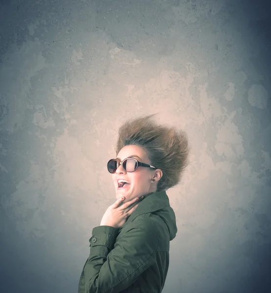 Stile di capelli estremi giovane donna ritratto — Foto Stock