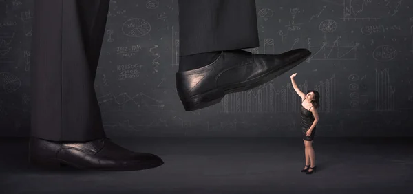 Riesiges Bein tritt auf eine winzige Businessfrau — Stockfoto