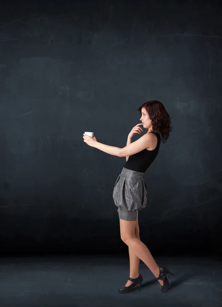 Empresaria sosteniendo una taza blanca — Foto de Stock