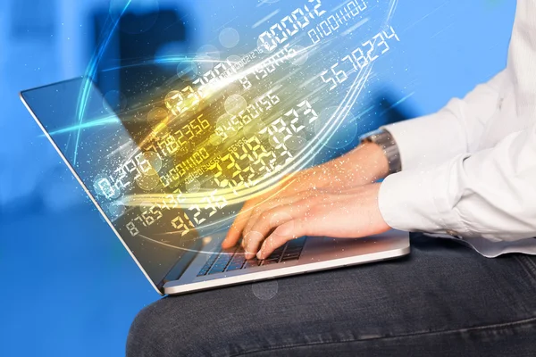 Modern defter üzerinde gelen sayı teknoloji veri ile yazarak adam