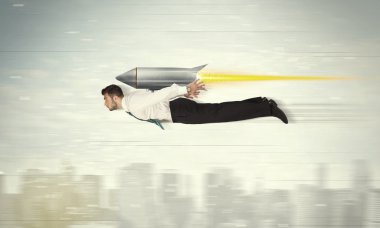 süper kahraman iş adamı ile jet pack roket CIT yukarıda uçan