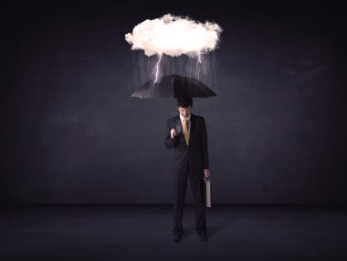 şemsiye ve küçük fırtına bulutu ile ayakta işadamı