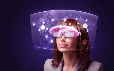 Genç kadın gelecekteki sosyal ağ haritasına bakıyor