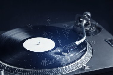 Turntable elle çizilmiş çizgilerle müzik çalıyor