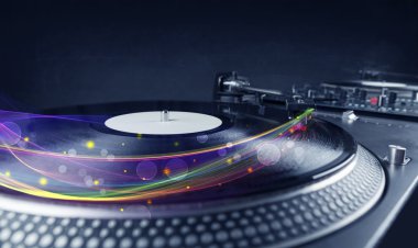 Turntable parlayan soyut çizgilerle vinil oynuyor