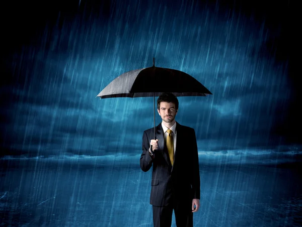 İş adamı elinde şemsiyeyle yağmurda duruyor. — Stok fotoğraf