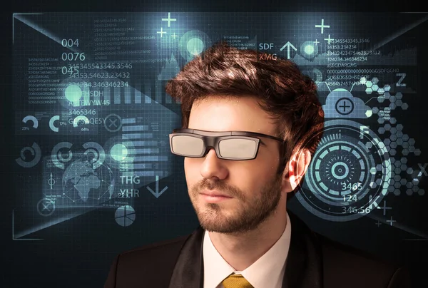 Jongeman op zoek met futuristische slimme high tech bril — Stockfoto