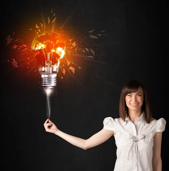 Femme d'affaires avec une ampoule d'explosion — Photo