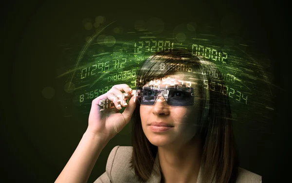 Geschäftsfrau schaut sich Hightech-Zahlenrechnungen an — Stockfoto