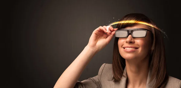 Vacker kvinna söker med futuristiska högteknologiska glasögon — Stockfoto