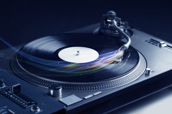 Музыкальный проигрыватель играет виниловую музыку с красочными абстрактными линиями