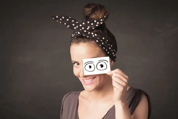 Смешная женщина с нарисованными от руки бумажными глазами — стоковое фото