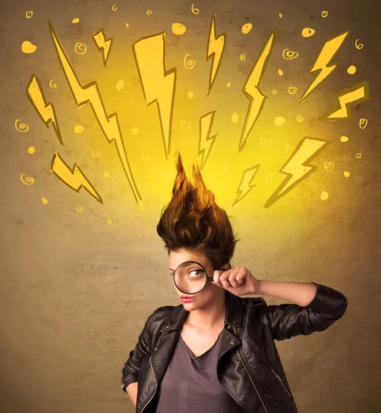 Ung kvinna med frisyr och handritade blixtar — Stockfoto