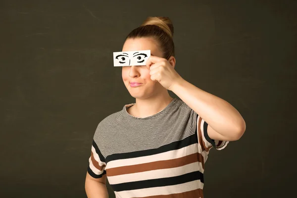Dumma unge man som tittar med handritat ögonpapper — Stockfoto