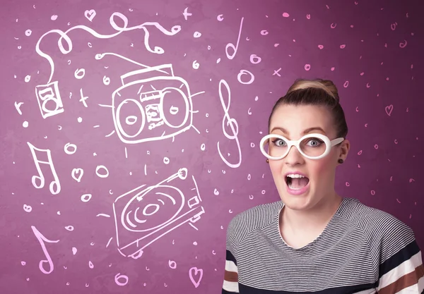 Mujer divertida feliz con tonos e iconos de medios dibujados a mano — Foto de Stock