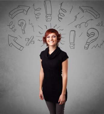 Soru işareti çizen sevimli genç kız.