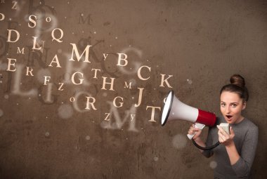 Genç kız megafona bağırıyor ve mesaj atıyor.