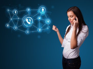 Güzel kız sosyal ağ simgeleriyle telefon görüşmesi yapıyor