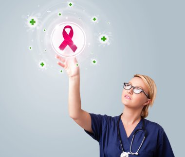 Genç hemşire modern tıbbi düğmelere basıyor.