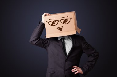 işadamı SMIL ile kafasına bir karton kutu ile el hareketi