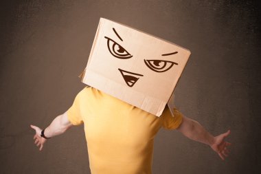 genç adam kötü f ile kafasına bir karton kutu ile el hareketi