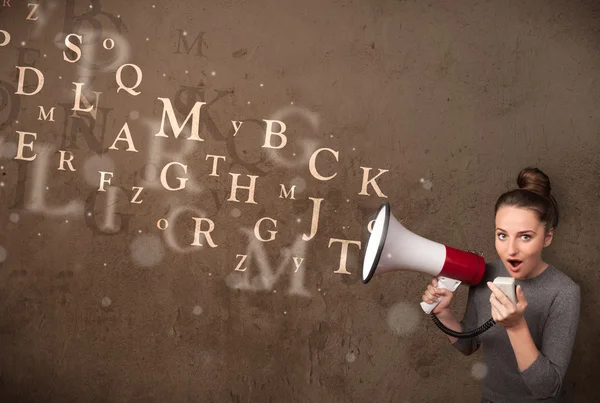 Menina gritando em megafone e texto sair — Fotografia de Stock