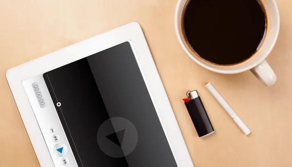 Tablet-PC zeigt Media Player auf dem Bildschirm mit einer Tasse Kaffee auf — Stockfoto