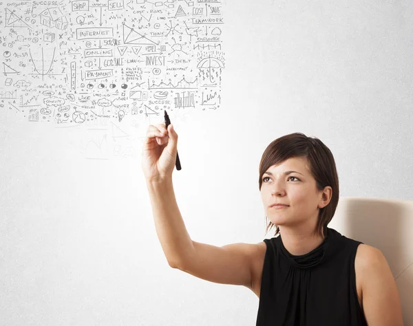 Mujer joven bosquejando y calculando pensamientos — Foto de Stock