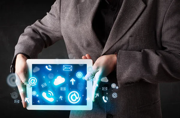 Pessoa segurando um tablet com ícones e símbolos de tecnologia azul — Fotografia de Stock